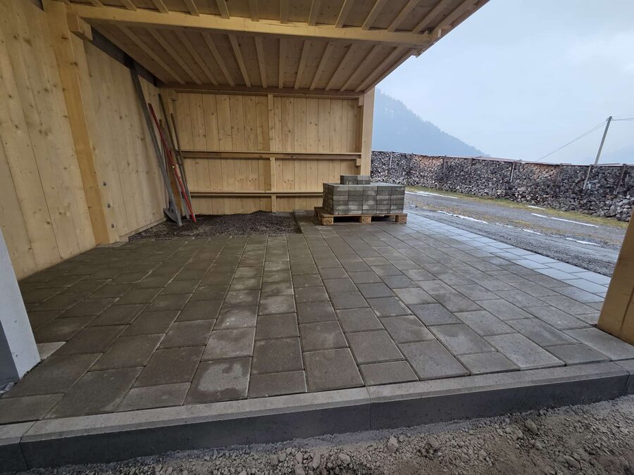 Derselbe Unterstand mit fertig verlegten Betonplatten